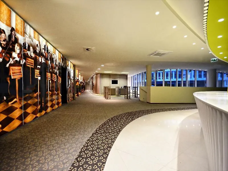 ורשה Sound Garden Hotel Airport 3*,